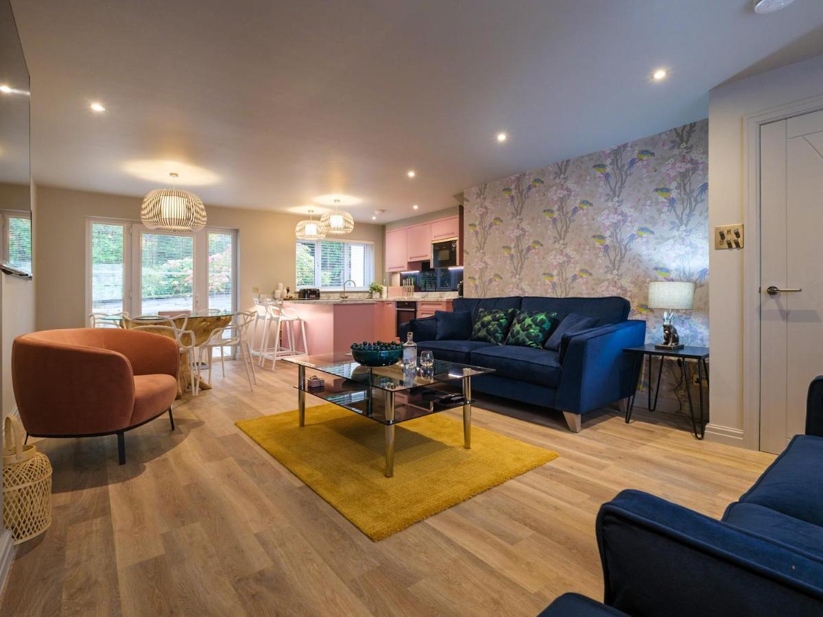 Holiday home The Neon Rose Bowness-on-Windermere